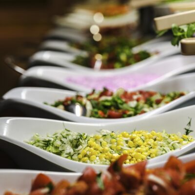 Catering na imprezy okolicznościowe z różnorodnymi sałatkami.