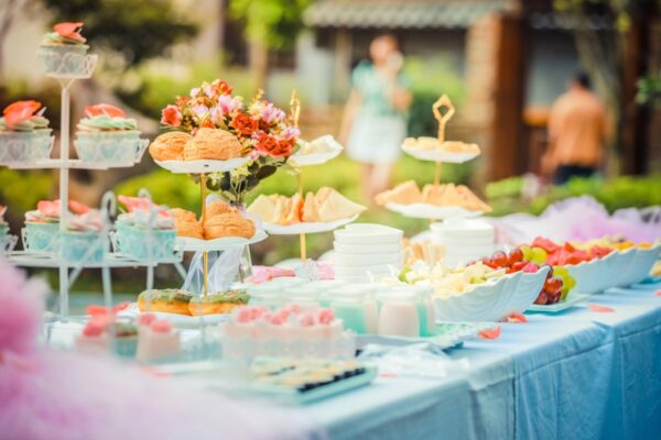 Stół z przekąskami przygotowany w ramach cateringu.